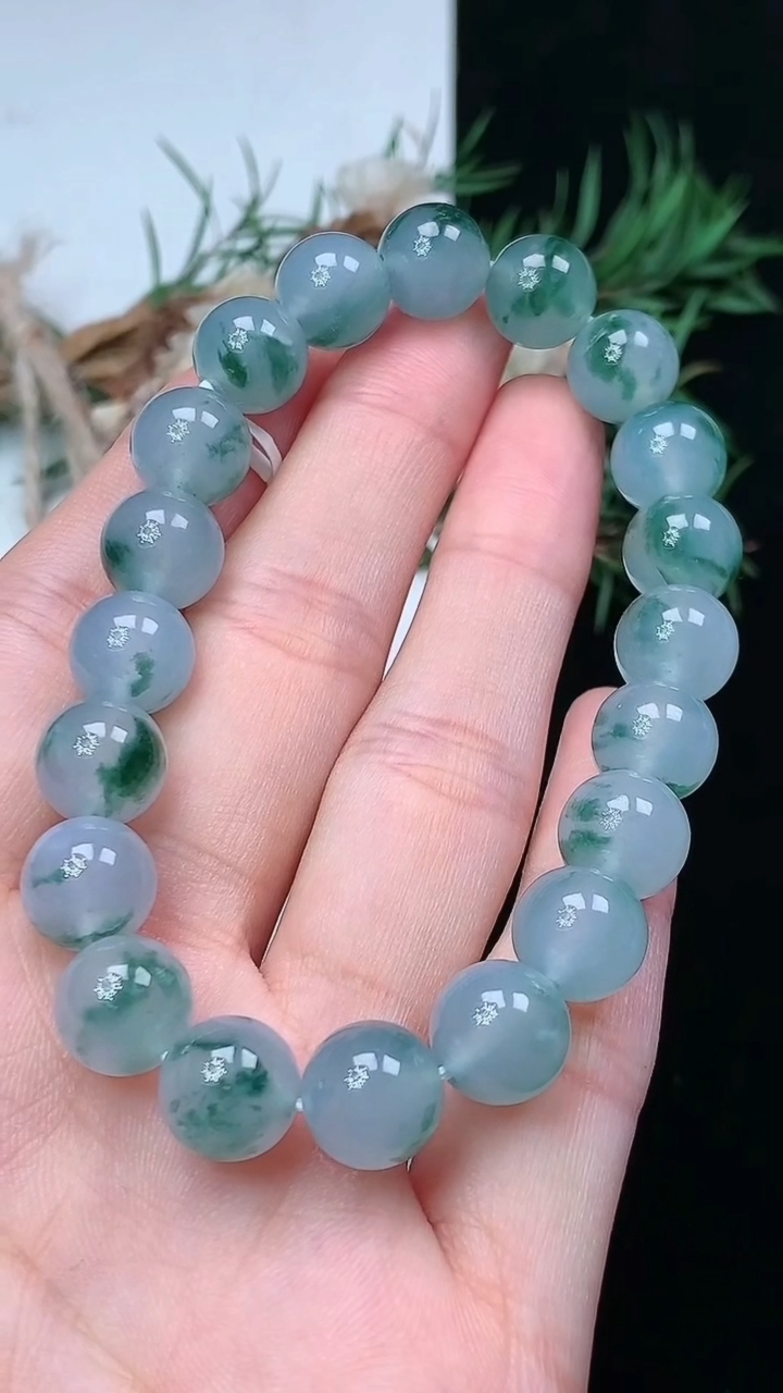 天然A货翡翠飘花圆珠手串，尺寸9.5-20颗，重量:30.33g4月29日
工厂直销收藏佳品,种好水足，色泽均匀，有种有色，上手高大气！