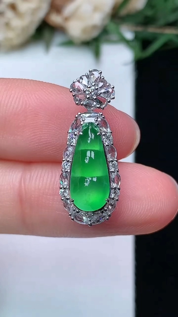 天然A货翡翠福豆吊坠，尺寸23.3-9-8，裸石13-5.7，重量:2.53g
4月29日