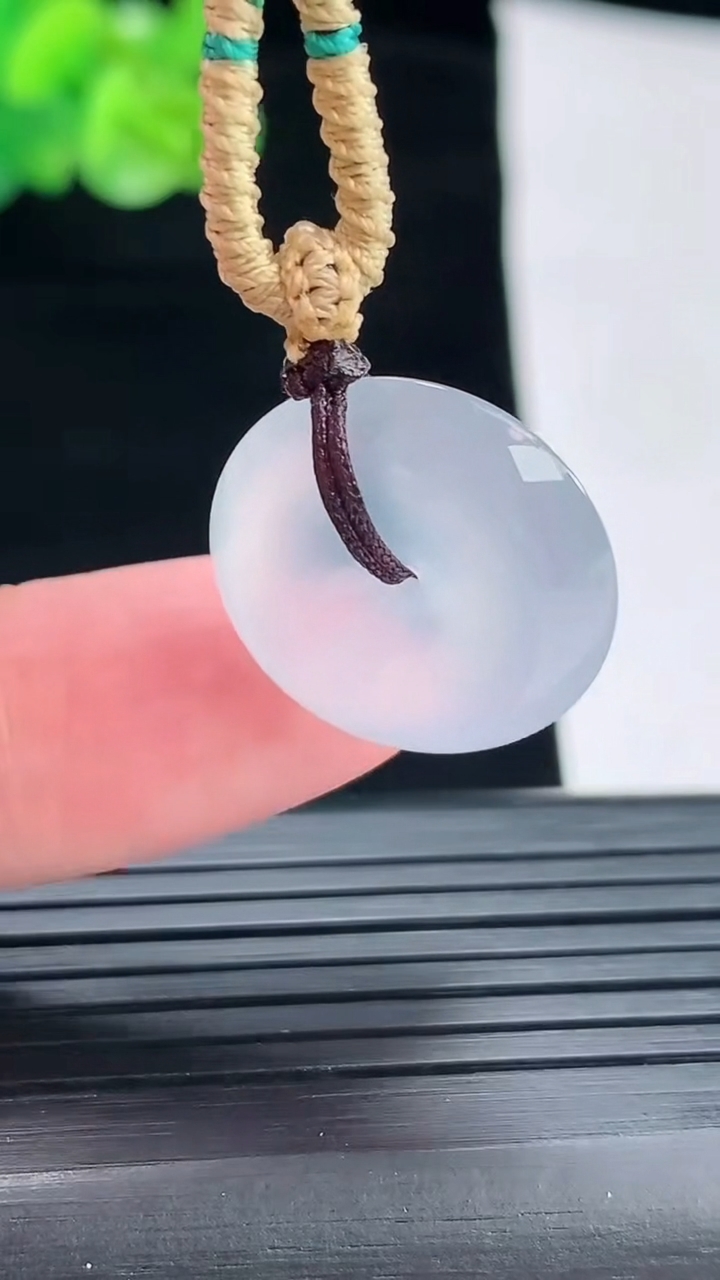 天然A货翡翠种白冰平安扣吊坠，尺寸19-6重量:6.28g
4月29日