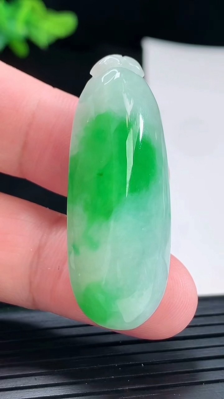 天然A货翡翠福瓜吊坠，尺寸44.6-17.5-12.8重量:15.79g
4月29日