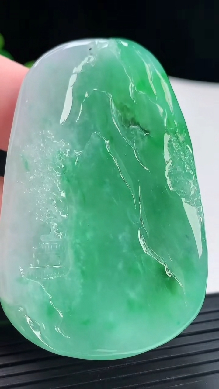 天然A货翡翠山水牌吊坠，尺寸62-39-9重量:46.23g
4月29日