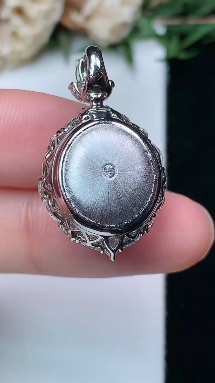 天然A货翡翠紫罗兰蛋面吊坠，尺寸27.6-16.6-13.5，裸石11.2-11.4，重量:5.98g
4月29日，重量:5.98g