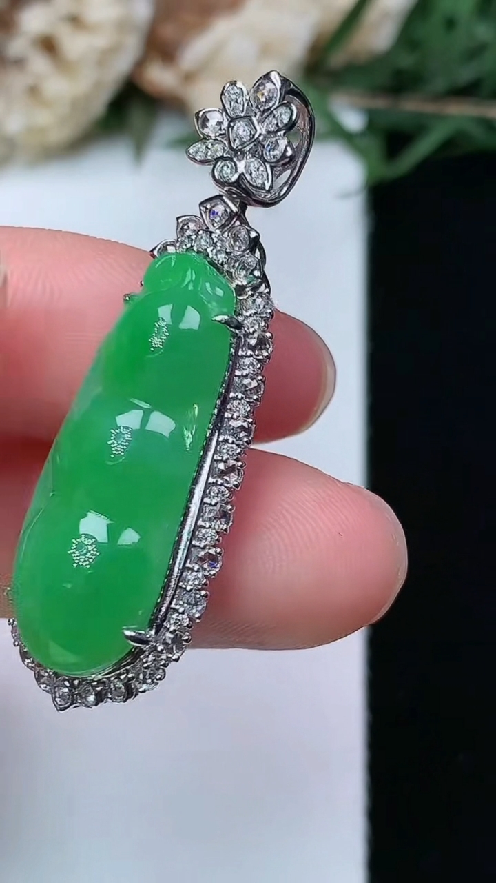 天然A货翡翠福豆吊坠，尺寸39.8-13.6-9.2，裸石25.4-9.9，重量:5.67g
4月29日