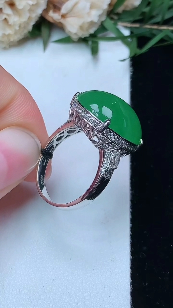 天然A货翡翠蛋面戒指，尺寸17.4-17.4-15.5，重量:7.23g2026年4月29日
工厂直销收藏佳品,种好水足，色泽均匀，有种有色，上手高大气！
