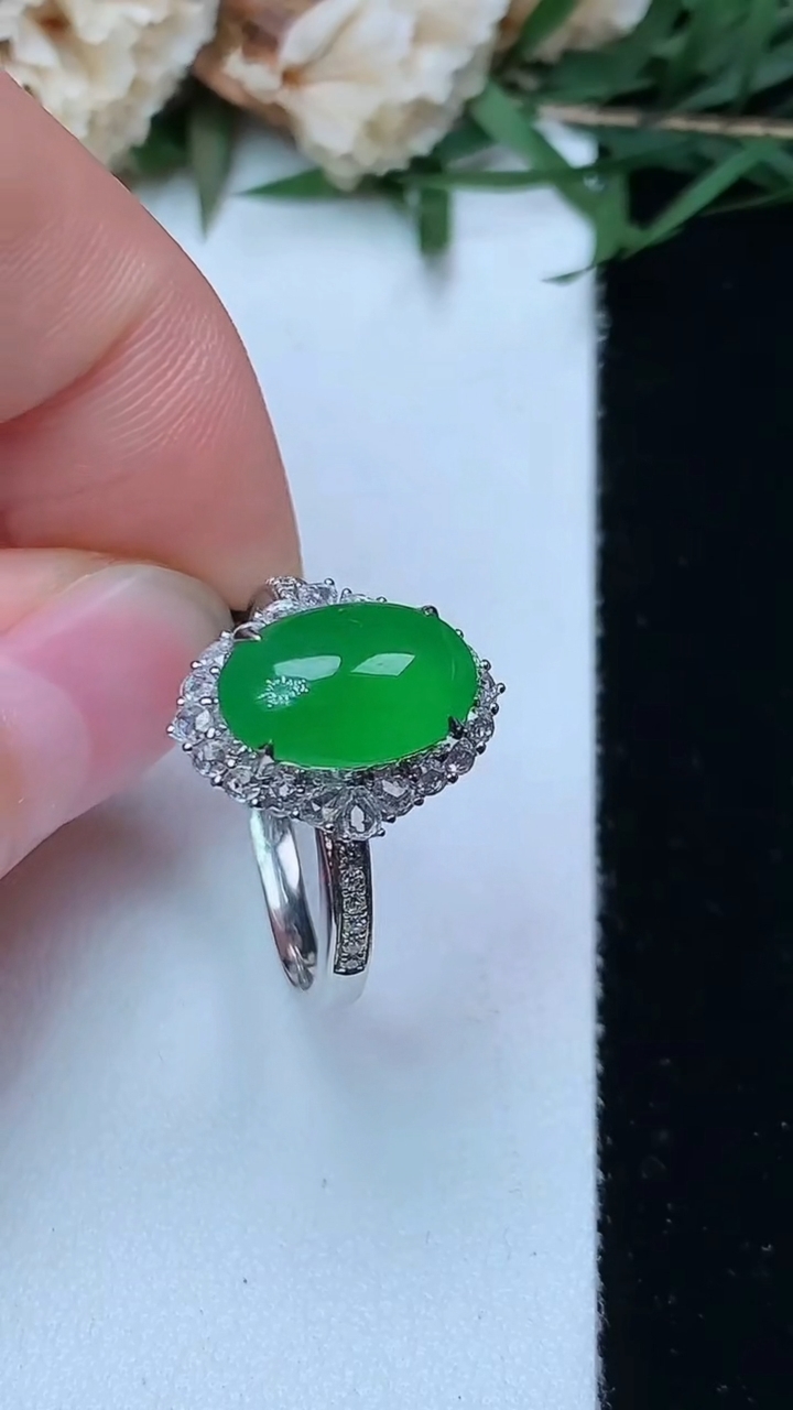 天然A货翡翠蛋面戒指，尺寸17.7-11.2-7.2，重量:3.55g2026年4月29日
工厂直销收藏佳品,种好水足，色泽均匀，有种有色，上手高大气！