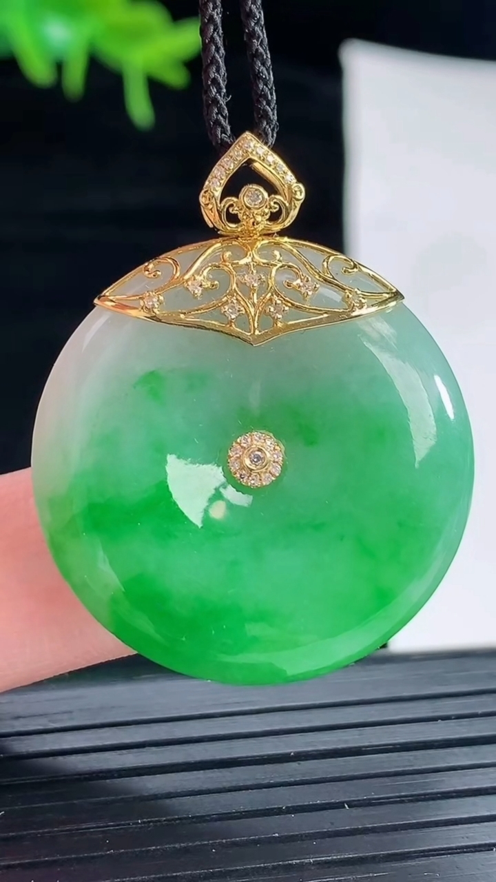 天然A货翡翠平安扣吊坠，尺寸30-5.8重量:11.54g
4月29日