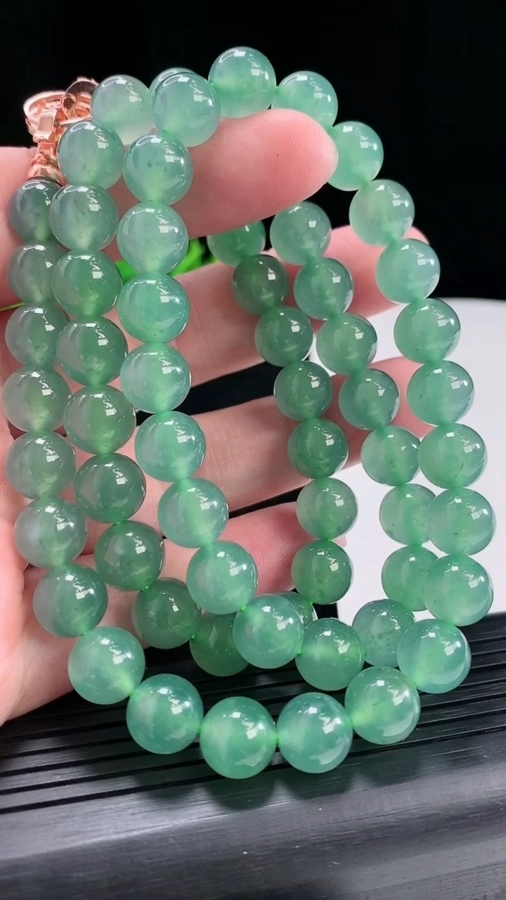 天然A货翡翠种蓝水圆珠项链，尺寸10-64颗重量:109.27g
4月29日