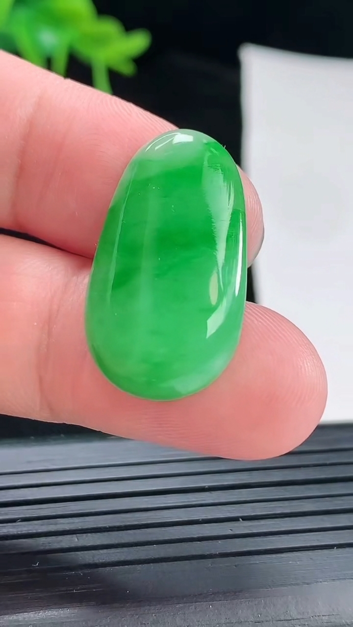 天然A货翡翠福瓜吊坠，尺寸28-15.6-4.5重量:3.64g
4月29日