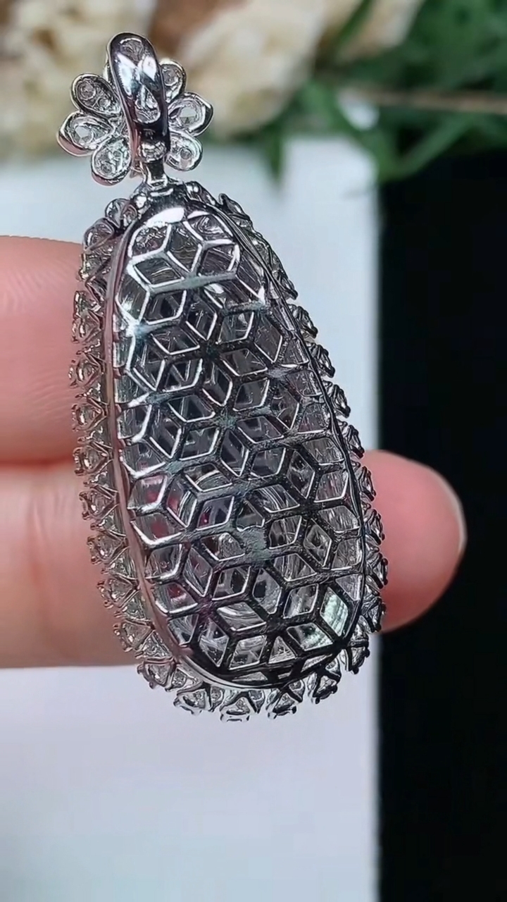 天然A货翡翠如意吊坠，尺寸37.9-16-9.8，裸石24.2-12，重量:6.24g
4月29日