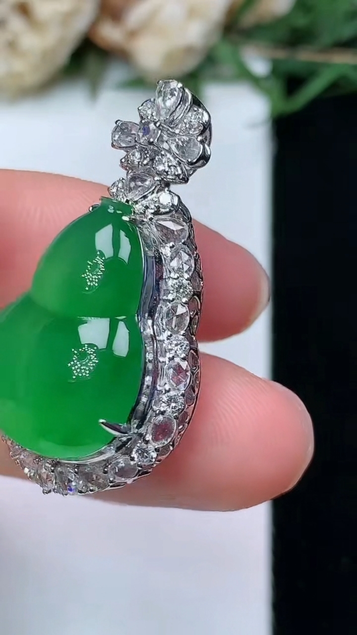 天然A货翡翠葫芦吊坠，尺寸31.9-17.6-11.9，裸石19-14，重量:6.24g
4月29日