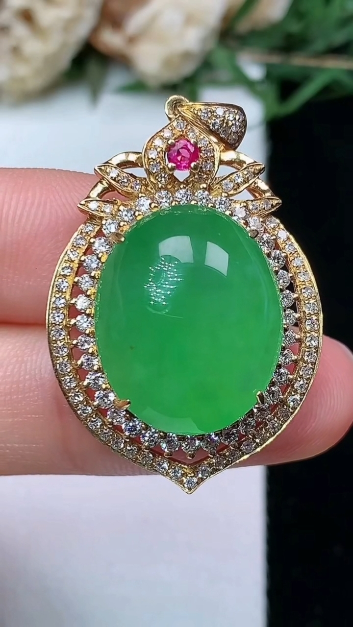 天然A货翡翠蛋面吊坠，尺寸37-21.7-10.5，裸石17.5-14.5
4月29日