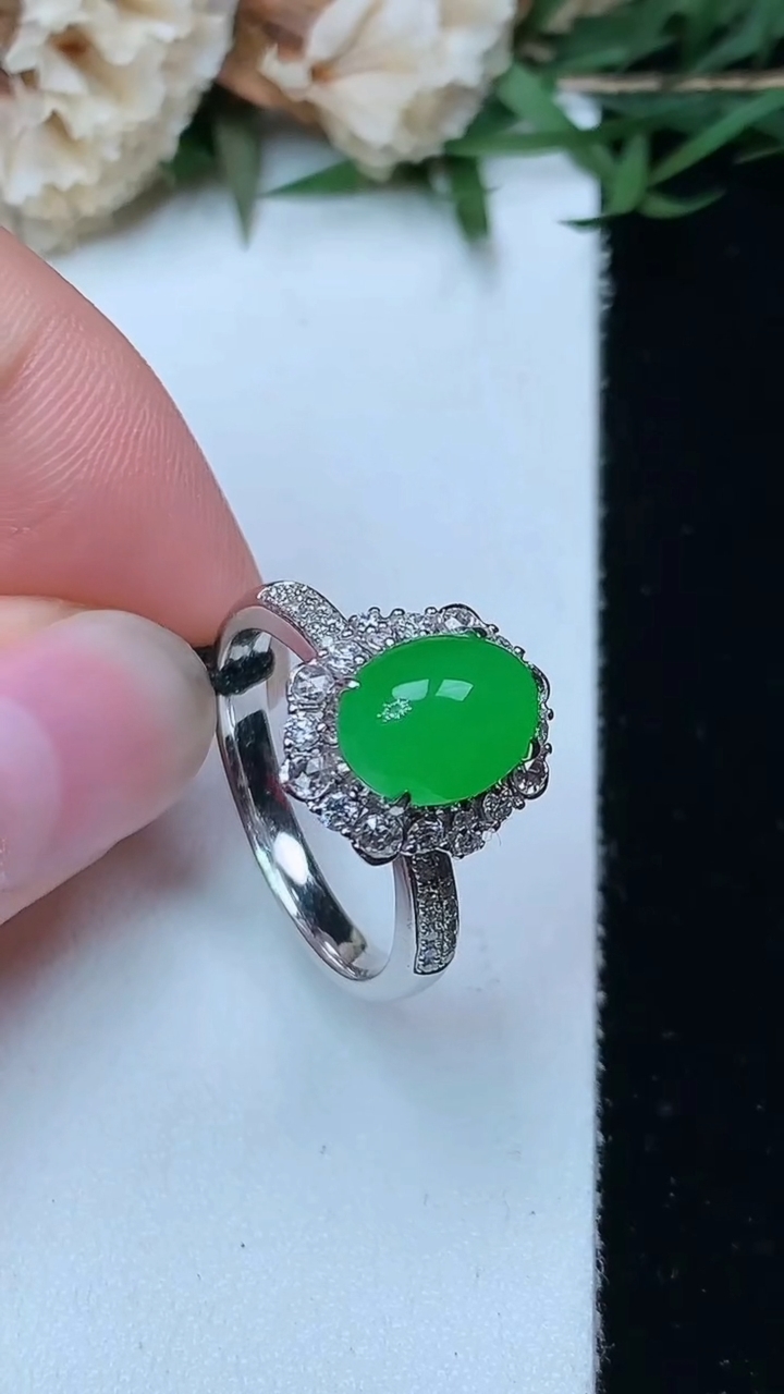 天然A货翡翠蛋面戒指，尺寸17.3-9.3-7，重量:5.23g
4月29日