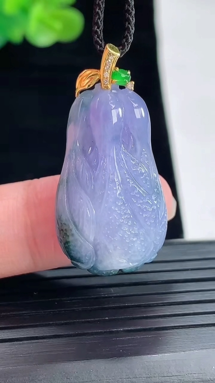 天然A货翡翠18k金紫罗兰 飘花白菜吊坠，尺寸27.5-17-9.2重量:7.79g
4月29日