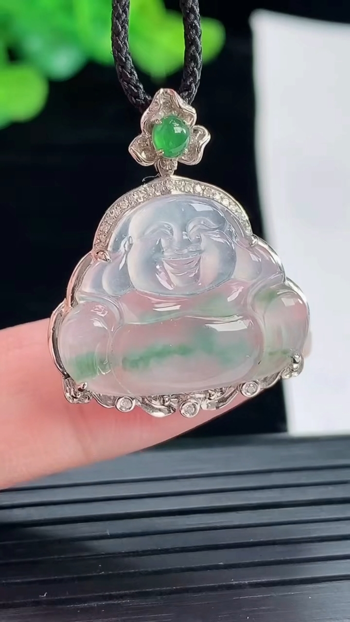 天然A货翡翠种飘花佛公吊坠，尺寸30-24-6，裸石18-22.6重量:3.13g
4月29日