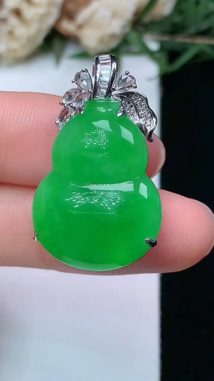 天然A货翡翠葫芦吊坠，尺寸22.4-17.4-8.5，重量:6.12g
4月29日