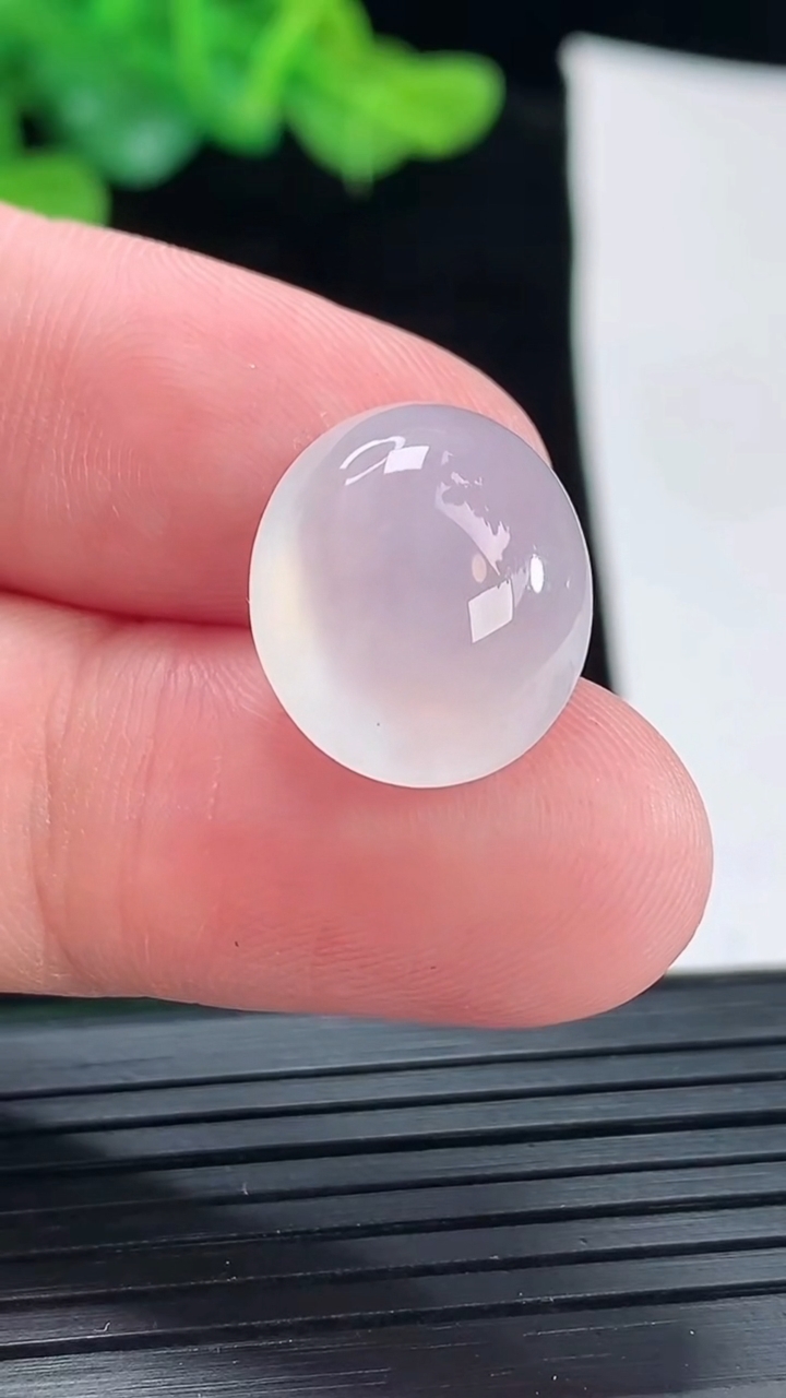 天然A货翡翠蛋面镶嵌件，尺寸17-14-7重量:2.72g
4月29日