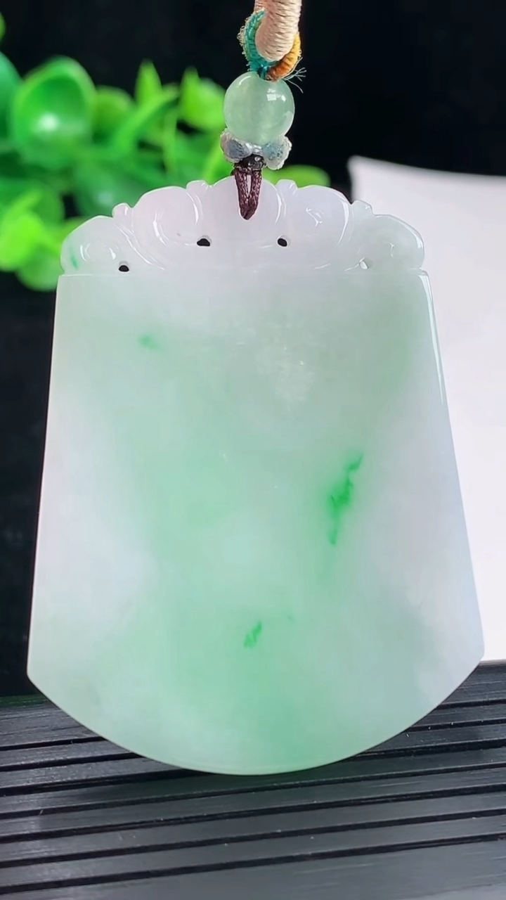 天然A货翡翠无事牌吊坠，尺寸53-40.5-3.8重量:24.40g
4月29日