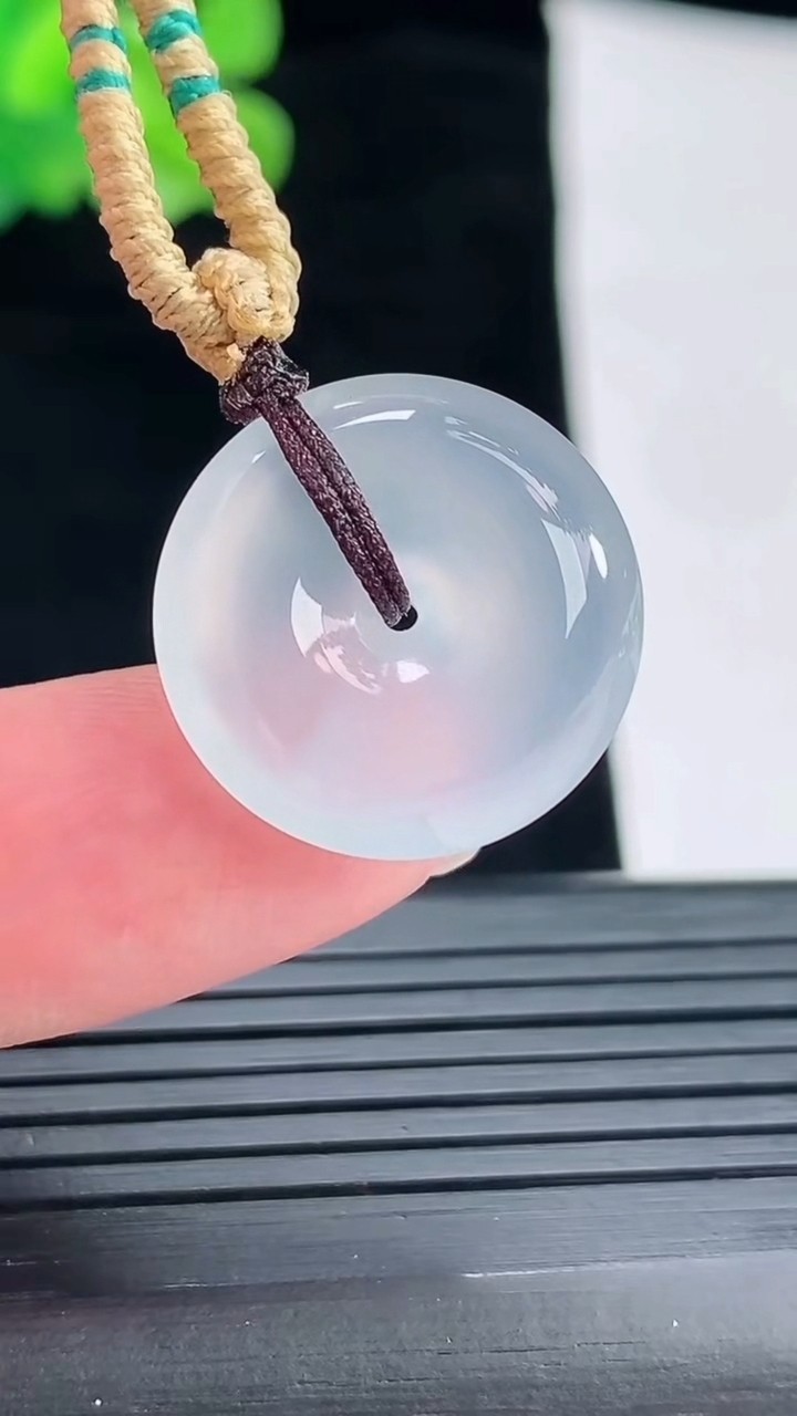 天然A货翡翠种白冰平安扣吊坠，尺寸19-6重量:6.28g
4月29日