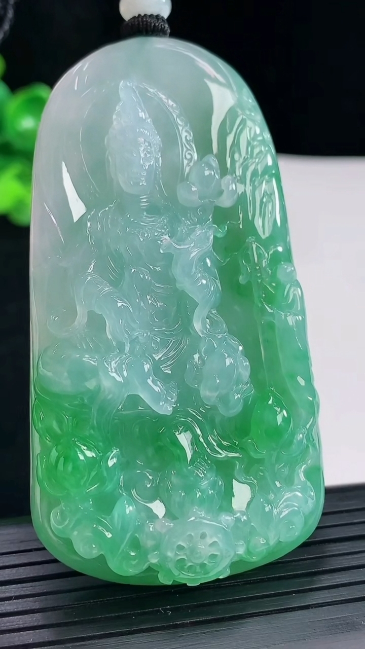 天然A货翡翠大势至菩萨吊坠，尺寸73-40-12重量:65.35g
4月29日