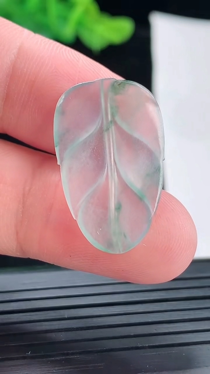 天然A货翡翠冰种飘花金枝玉叶吊坠，尺寸27-17-2重量:1.79g
4月29日