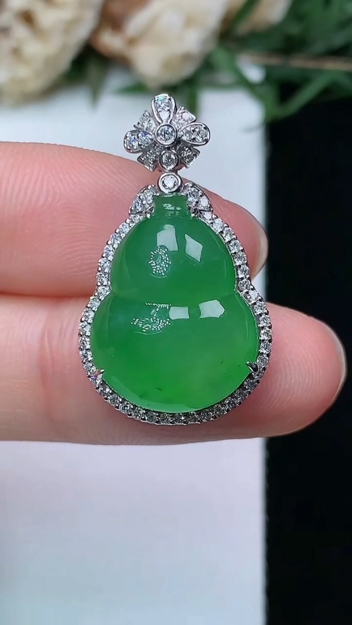 天然A货翡翠葫芦吊坠，尺寸26.4-15.5-8.3，裸石17-13，重量:4.31g
4月29日