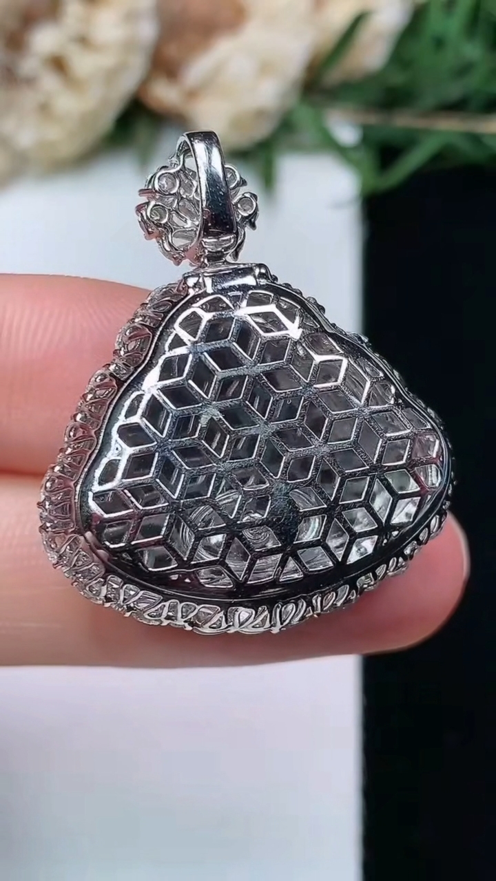 天然A货翡翠佛公吊坠，尺寸30.8-26.2-10.6，裸石17-23.3，重量:7.00g
4月29日