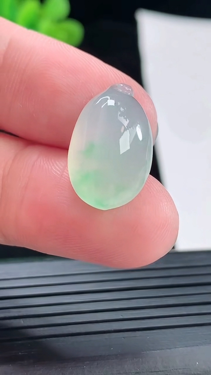 天然A货翡翠福瓜吊坠，尺寸20.5-12.5-7.2重量:3.06g
4月29日