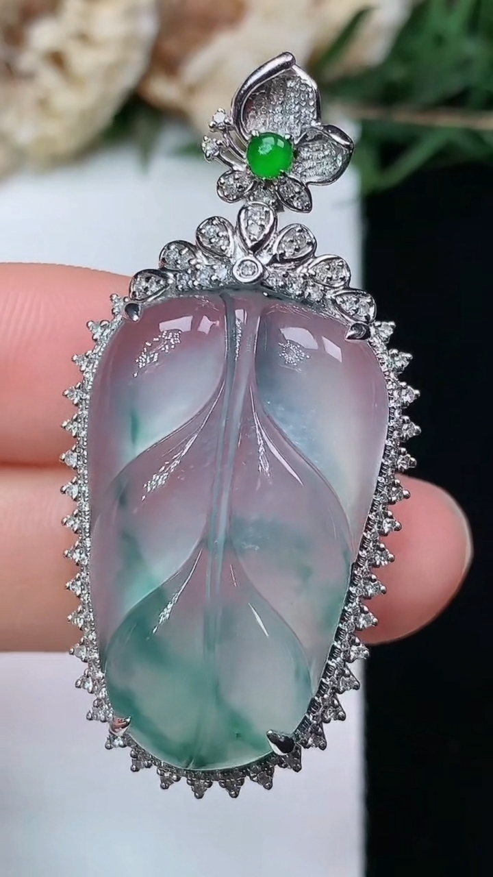 天然A货翡翠飘花金枝玉叶 叶子吊坠，尺寸45.2-22.3-9.5，裸石27.3-17.9，重量:8.45g
4月29日