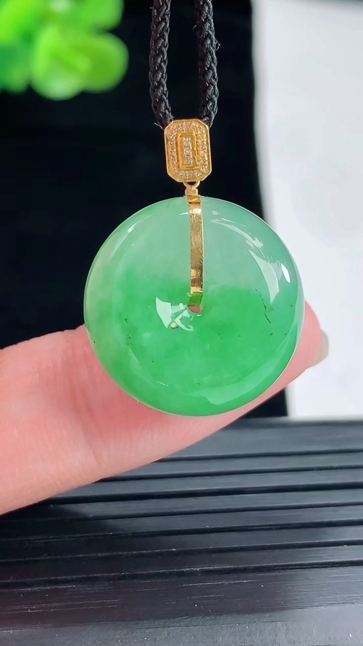 天然A货翡翠路路通吊坠，尺寸19-9.5重量:7.60g
4月29日