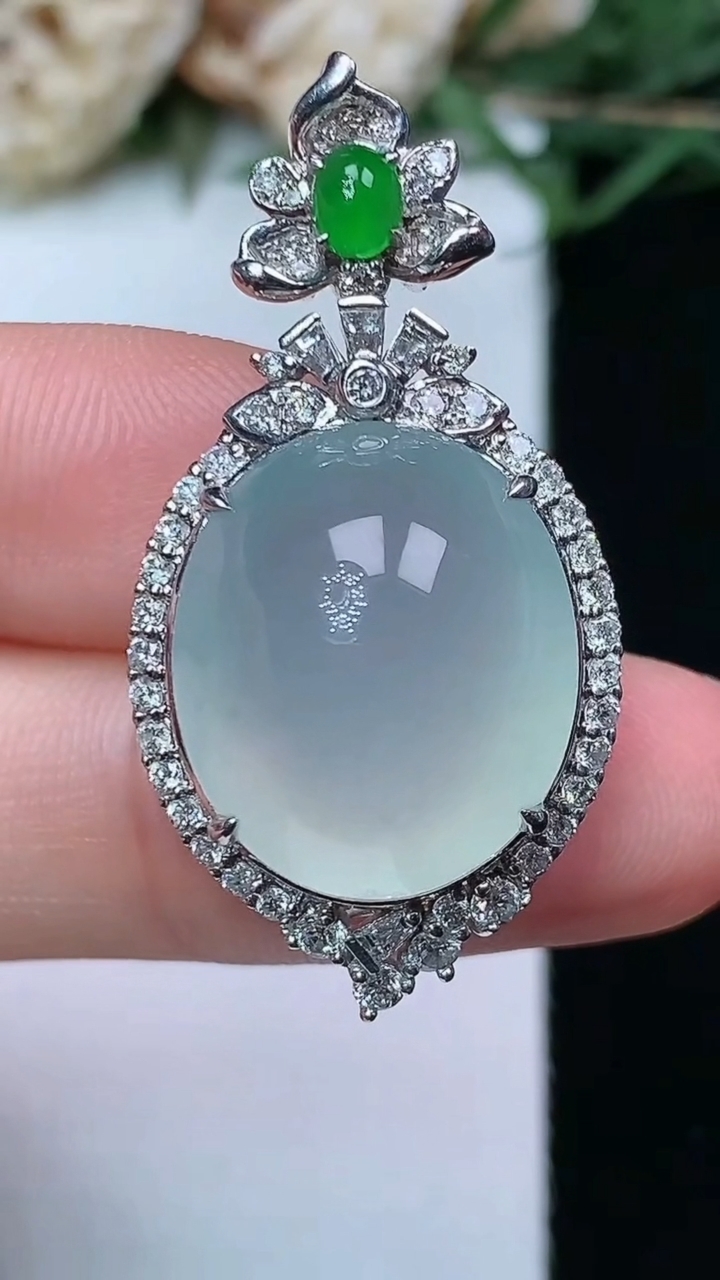 天然A货翡翠白冰蛋面吊坠，尺寸35.6-18.4-12，裸石17-14.6，重量:7.22g
4月29日