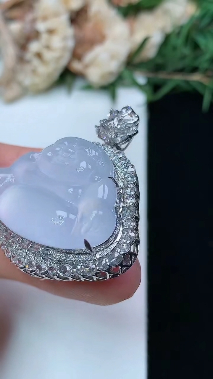 天然A货翡翠白冰佛公吊坠，尺寸35.2-32.7-13.3，裸石19.5-28.4，重量:13.18g
4月29日