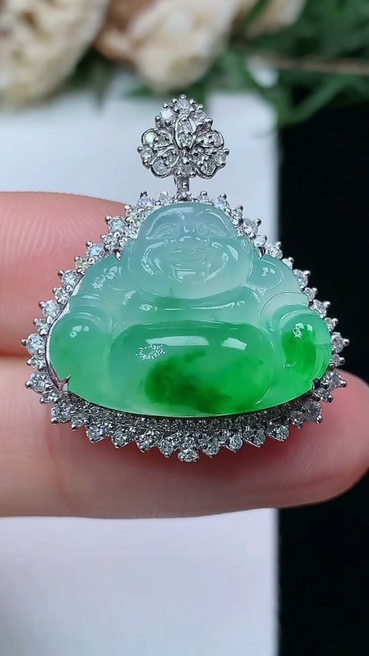 天然A货翡翠佛公吊坠，尺寸27.3-23.8-11.4，裸石14.9-19.5，重量:5.54g
4月29日