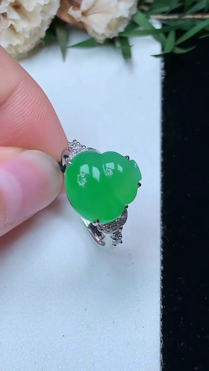 天然A货翡翠葫芦戒指，尺寸17.5-12-12，重量:4.77g
4月29日