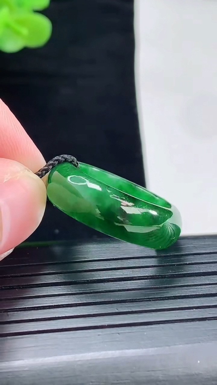 天然A货翡翠玉指环 戒指，尺寸19-7.2-3.5重量:4.61g2026年4月29日
工厂直销收藏佳品,种好水足，色泽均匀，有种有色，上手高大气！