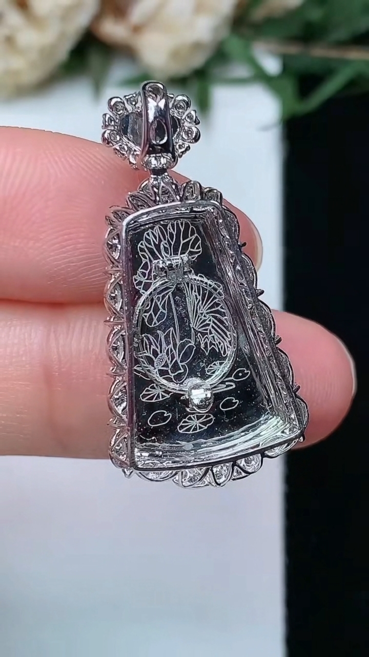 天然A货翡翠无事牌吊坠，尺寸30.5-15.2-7，裸石18.3-11.8，重量:3.11g
4月29日1.8，重量:3.11g