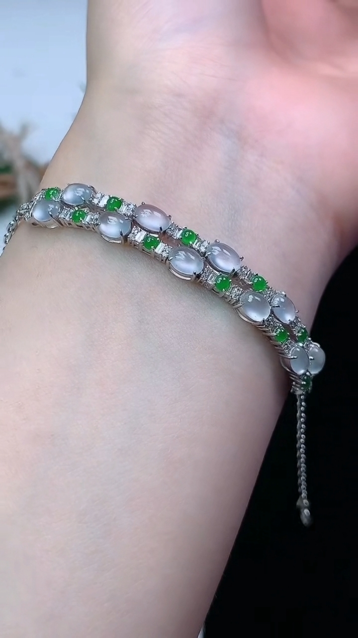 天然A货翡翠白冰蛋面手链，尺寸5.2-3.8，重量:6.26g
4月29日