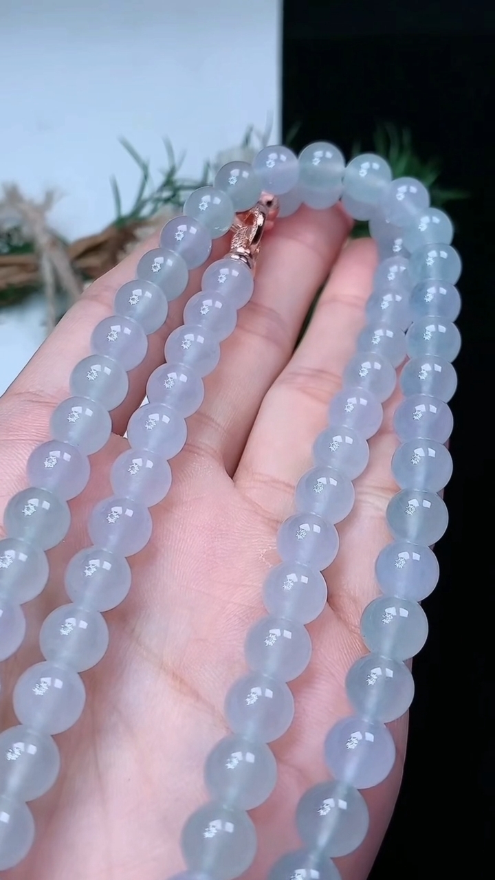 天然A货翡翠白冰圆珠项链，尺寸7.9-76颗，重量:68.05g4月29日
工厂直销收藏佳品,种好水足，色泽均匀，有种有色，上手高大气！