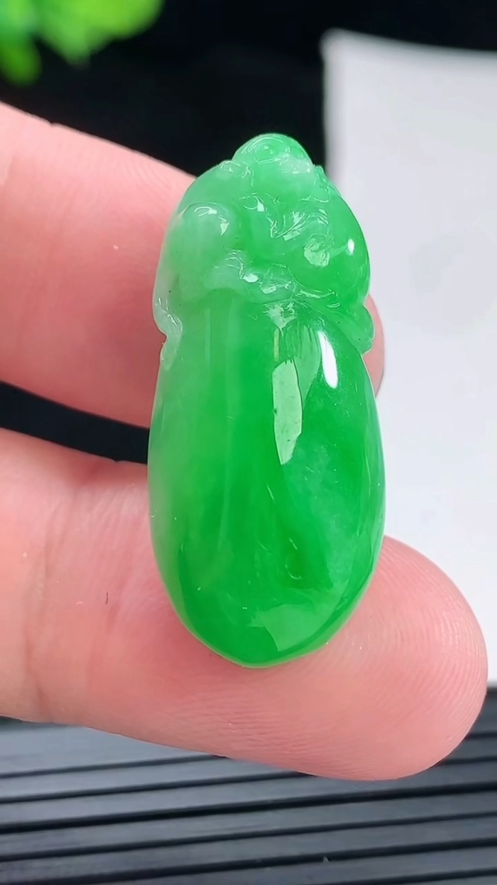 天然A货翡翠寿桃吊坠，尺寸31.5-14.2-10.8重量:8.46g
4月29日