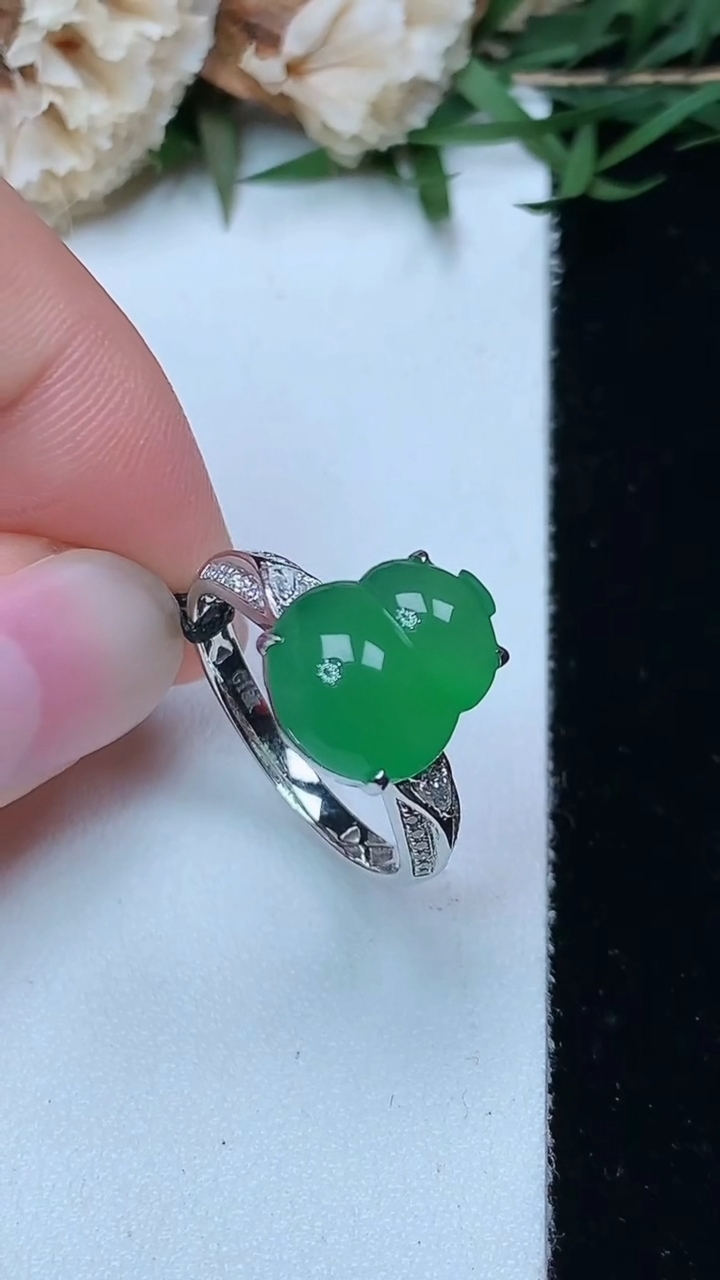 天然A货翡翠葫芦戒指，尺寸17.5-12-10，重量:3.59g2026年4月29日
工厂直销收藏佳品,种好水足，色泽均匀，有种有色，上手高大气！