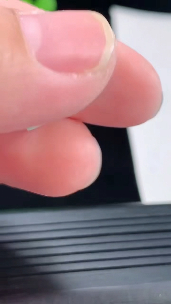 天然A货翡翠福瓜吊坠，尺寸20.5-12.5-7.2重量:3.06g
4月29日