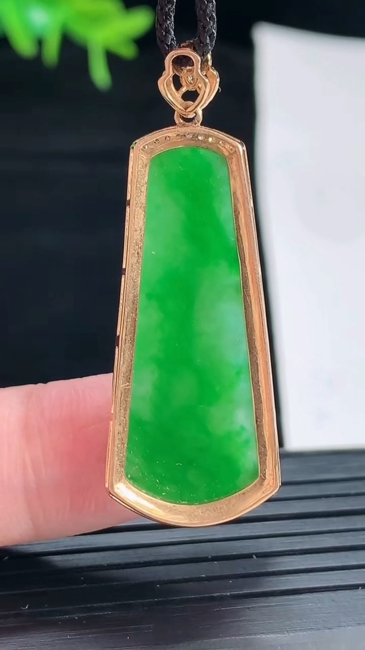 天然A货翡翠无事牌吊坠，尺寸41-16-6.5，裸石32.5-13重量:5.09g
4月29日