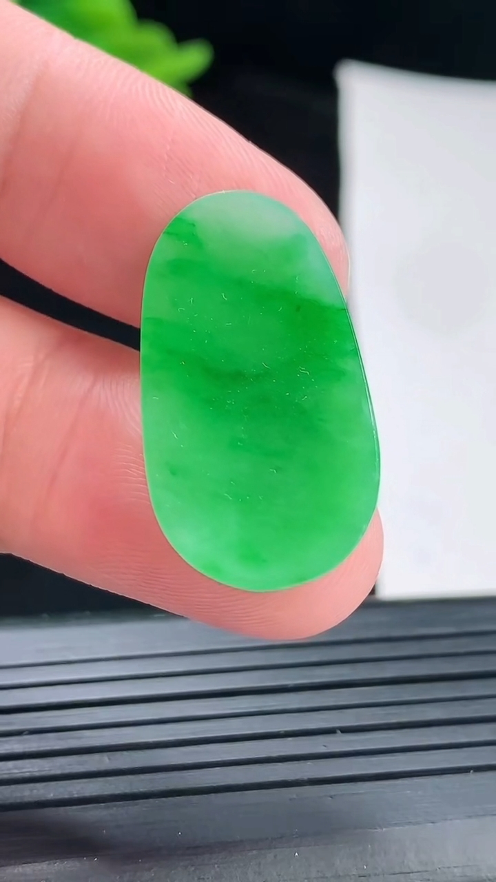 天然A货翡翠福瓜吊坠，尺寸28-15.6-4.5重量:3.64g
4月29日