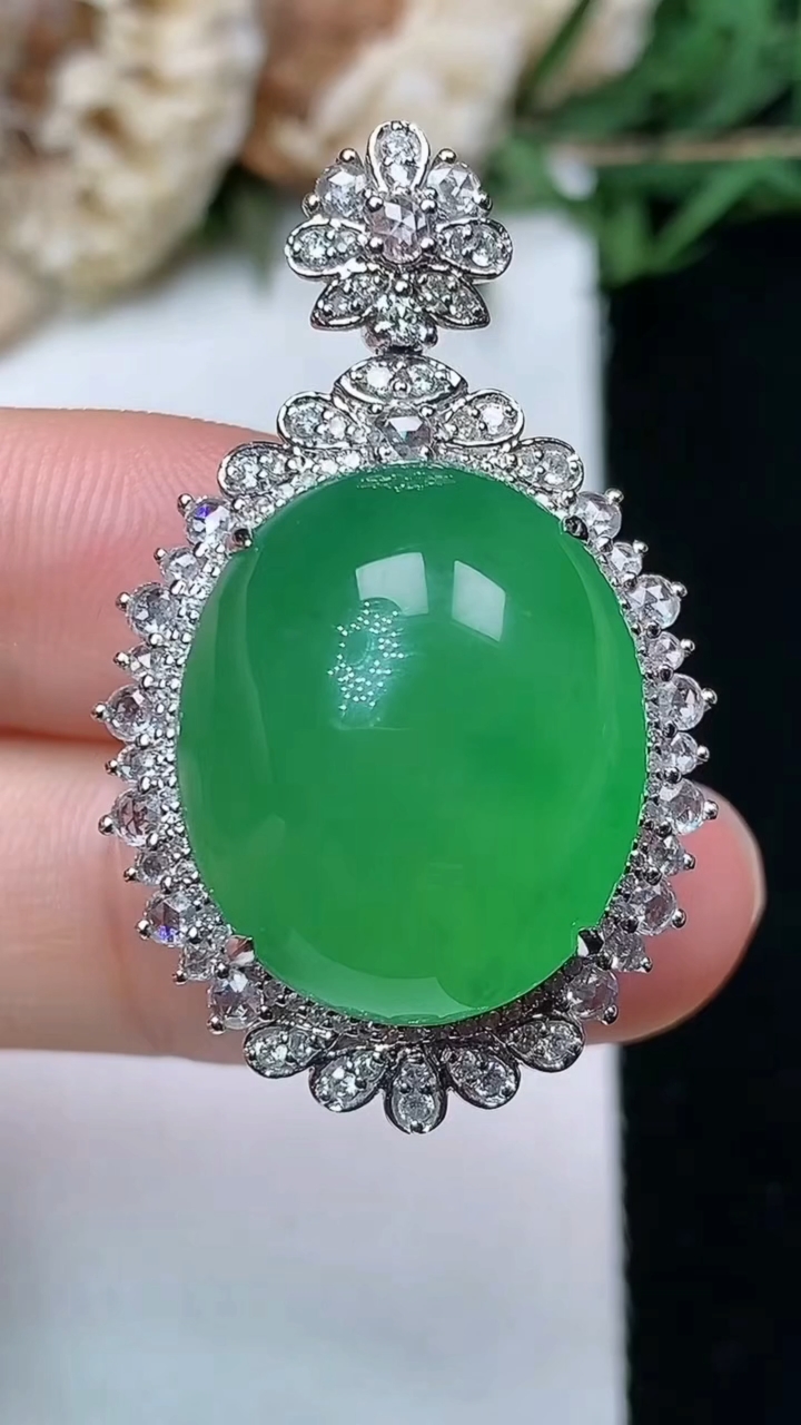 天然A货翡翠蛋面吊坠，尺寸36.6-23-15.8，裸石19.8-16.4，重量:11.84g
4月29日