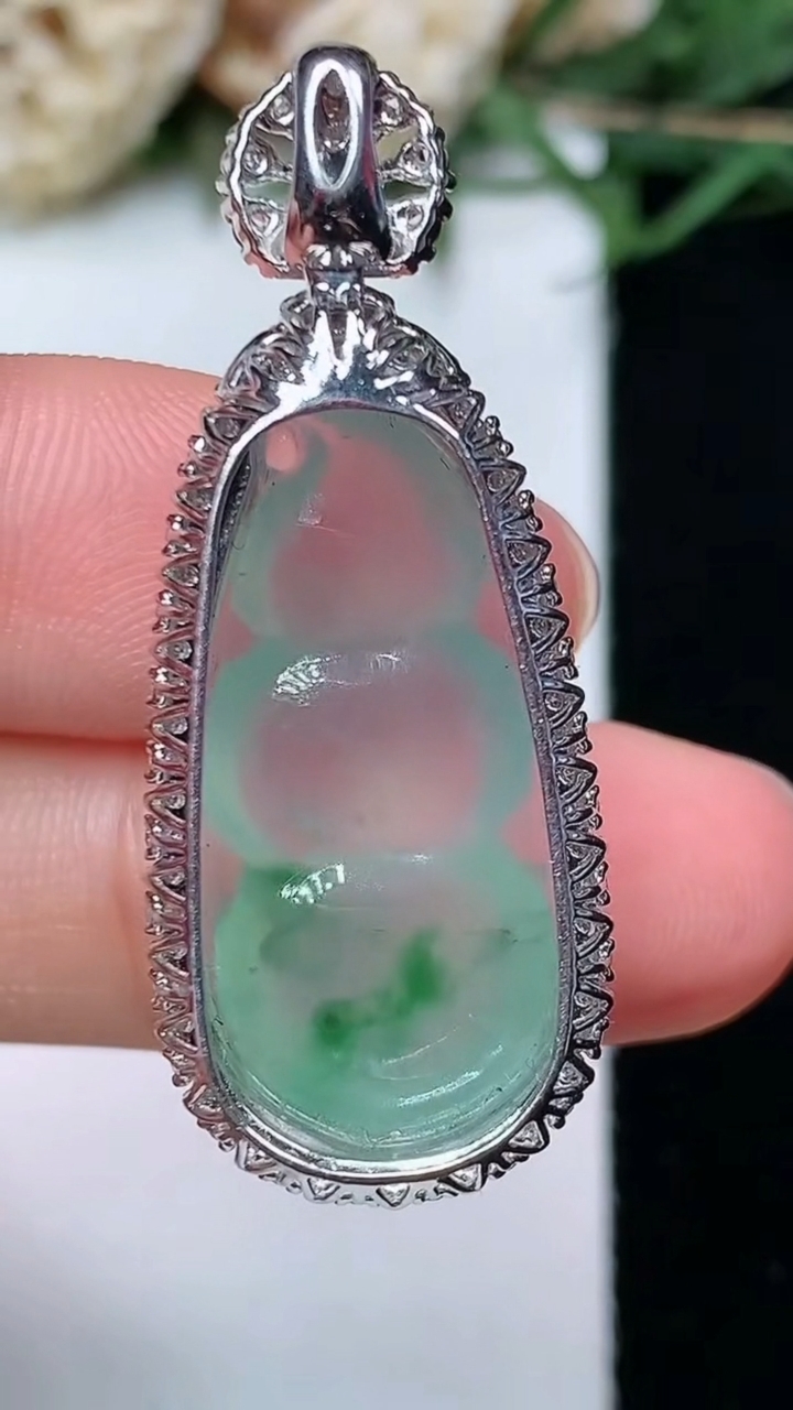 天然A货翡翠福豆吊坠，尺寸37.6-15.4-11.3，裸石25.6-12.6，重量:6.14g
4月29日