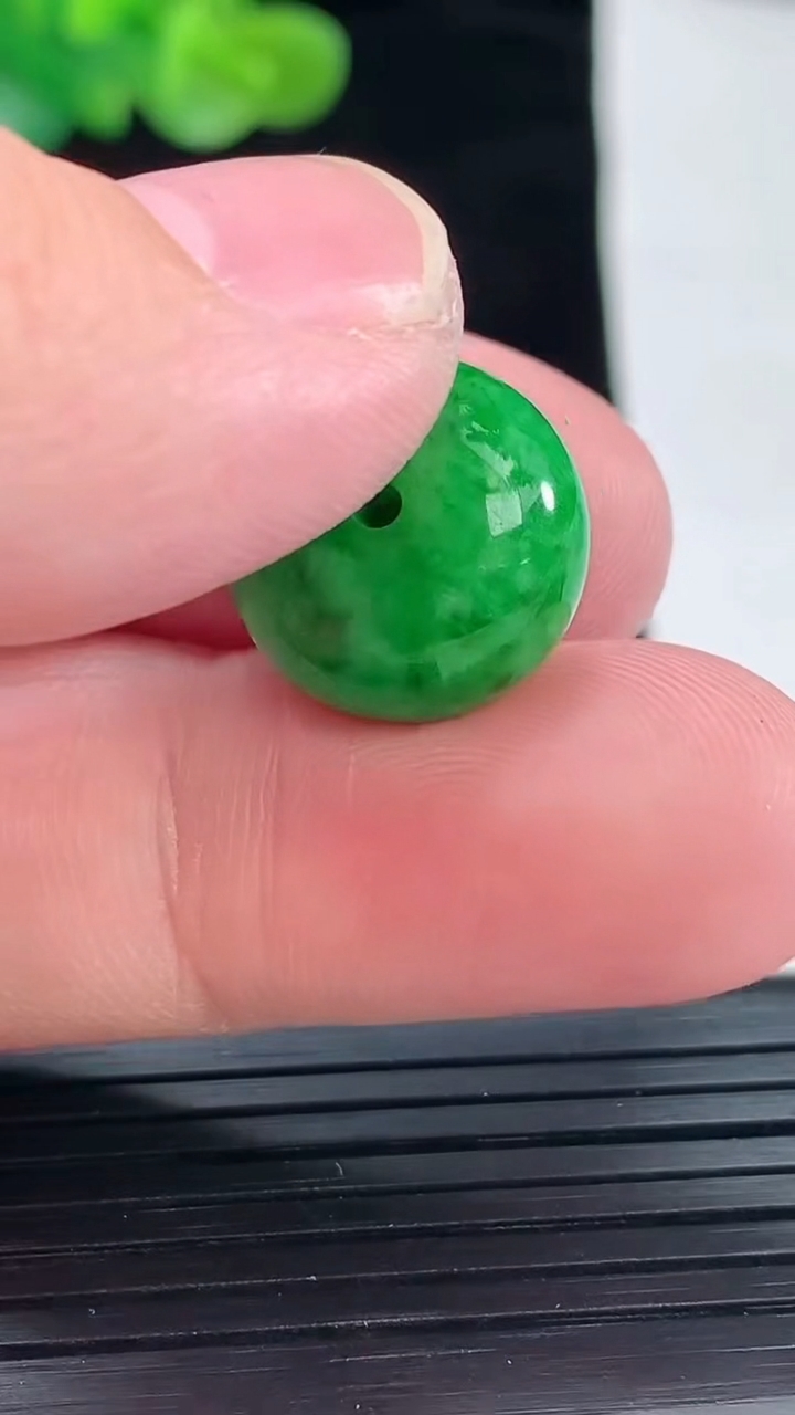 天然A货翡翠路路通吊坠，尺寸15-11重量:4.80g
4月29日