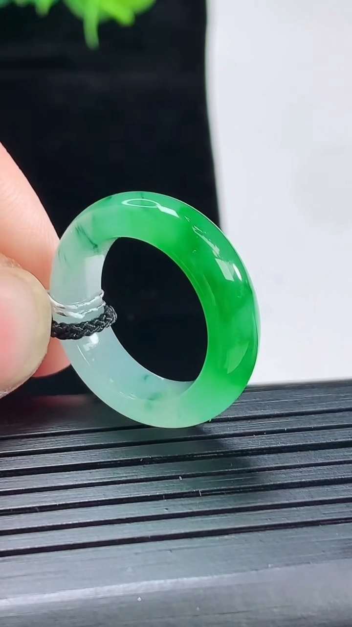 天然A货翡翠玉指环 戒指，尺寸16.6-6-4重量:4.33g2026年4月29日
工厂直销收藏佳品,种好水足，色泽均匀，有种有色，上手高大气！