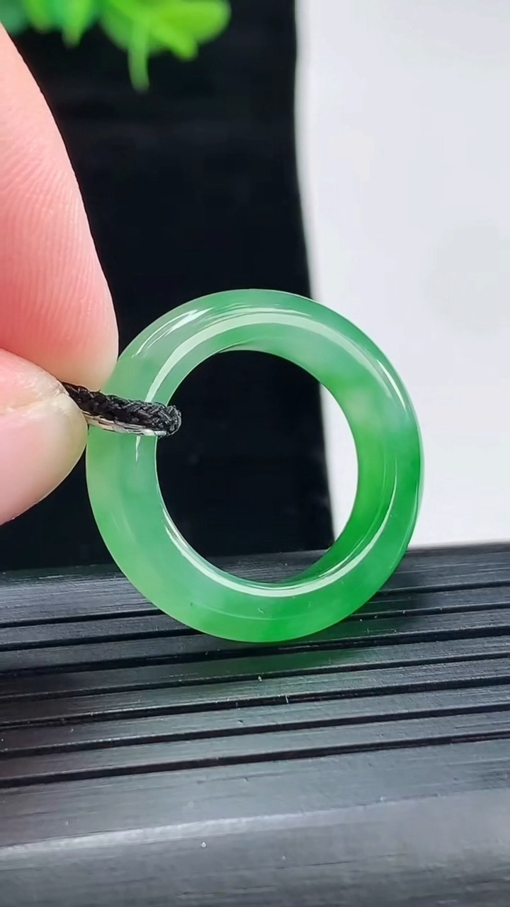 天然A货翡翠玉指环 戒指，尺寸18-6-4重量:4.88g2026年4月29日
工厂直销收藏佳品,种好水足，色泽均匀，有种有色，上手高大气！