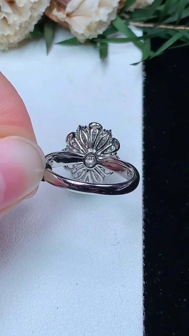 天然A货翡翠蛋面戒指，尺寸16.8-7.6-6，重量:3.99g2026年4月29日
工厂直销收藏佳品,种好水足，色泽均匀，有种有色，上手高大气！