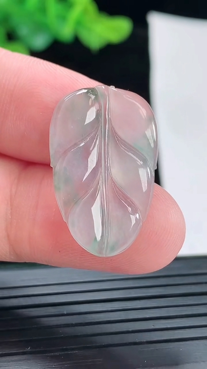 天然A货翡翠冰种飘花金枝玉叶吊坠，尺寸27-17-2重量:1.79g
4月29日