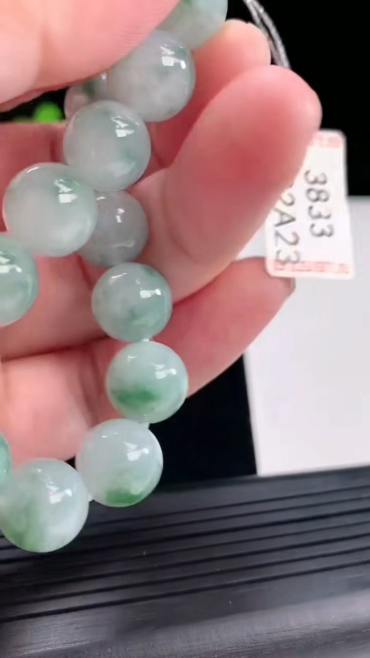 天然A货翡翠飘花圆珠手串，尺寸12-17颗重量:45.28g4月29日
工厂直销收藏佳品,种好水足，色泽均匀，有种有色，上手高大气！